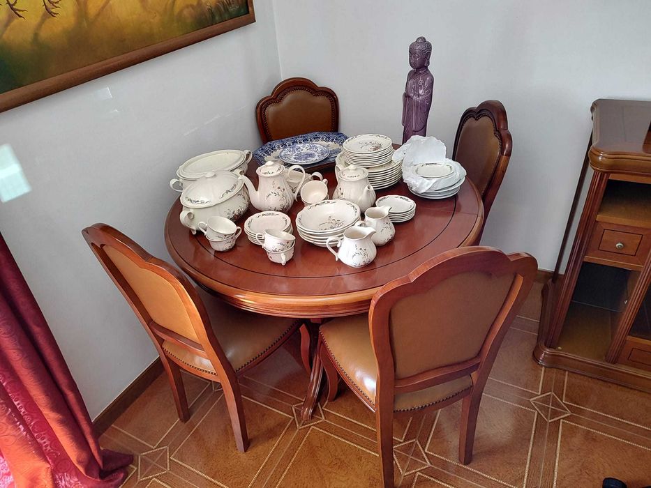 Mesa Extensível - Madeira Maciça + 4 cadeiras em Madeira e Pele