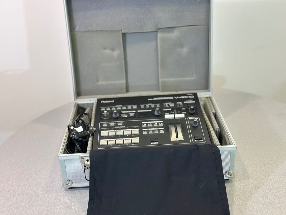 Vendo mesa de mistura de vídeo Roland V-40HD