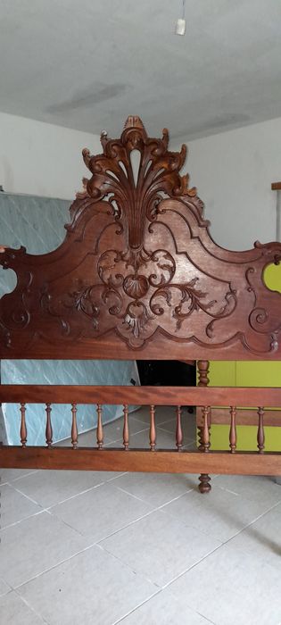 Cama com talha, 2 mesinhas de cabeceira e cadeira forrada a tecido