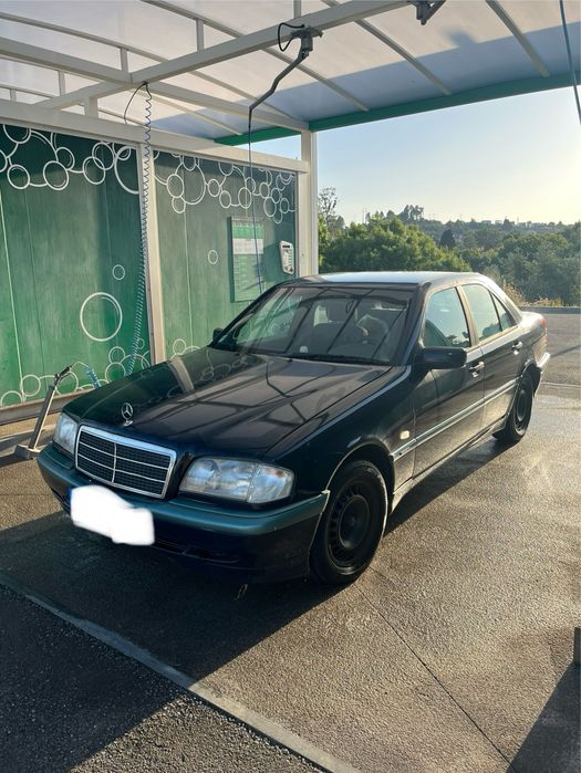 Carro Mercedes-Benz C180