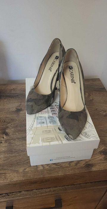 Skórzane szpilki w kolorach zieleni/khaki.  Cariinii, rozmiar 38