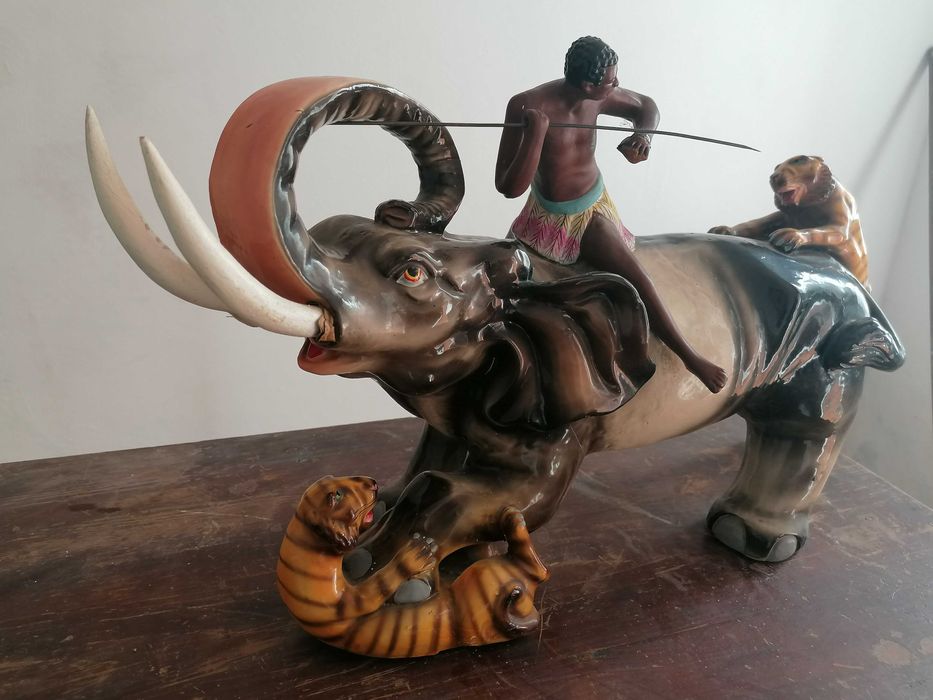 Escultura - Elefante em Faiança Portuguesa