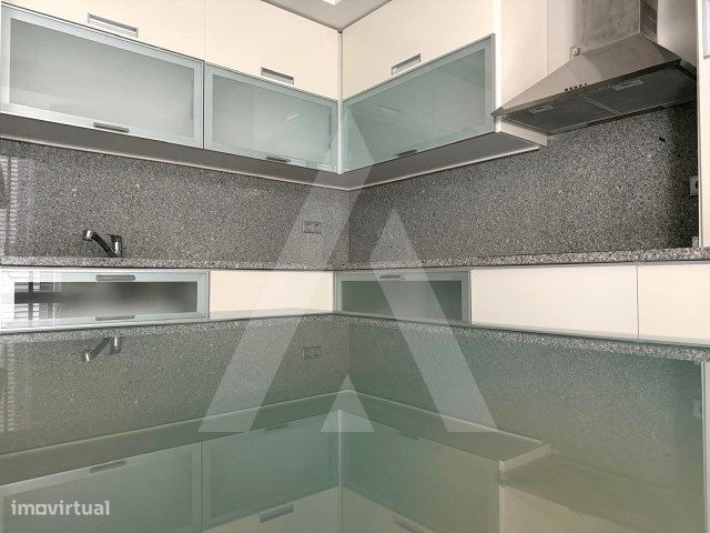 Apartamento T3 Duplex, semi-mobilado, localizado no centro de Aveiro