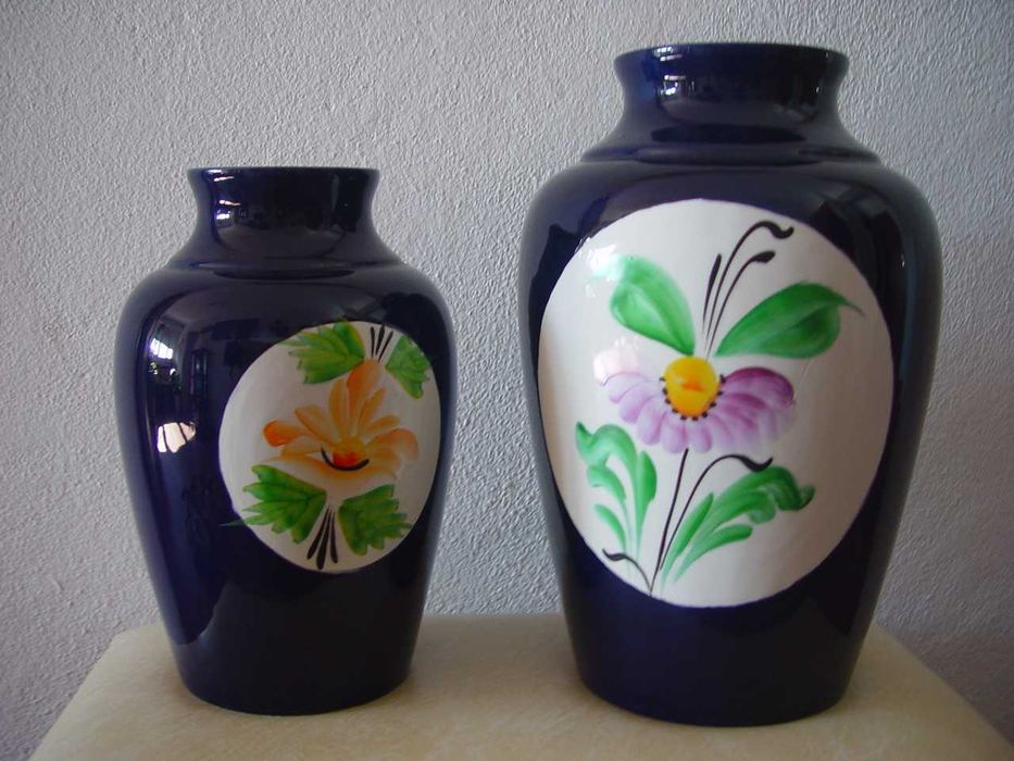 Conjunto de vasos decorativos com motivos florais.