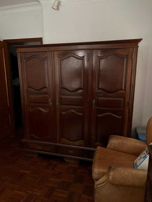 Armário Vintage de Madeira de Alta Qualidade - Excelente Estado!