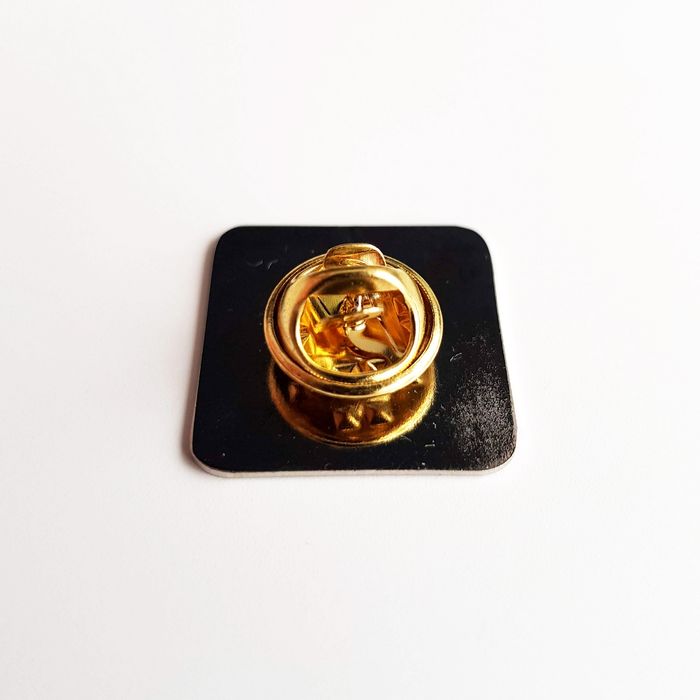 Значок Ai Ps Shutterstock. Металлический значок для художников. Пин