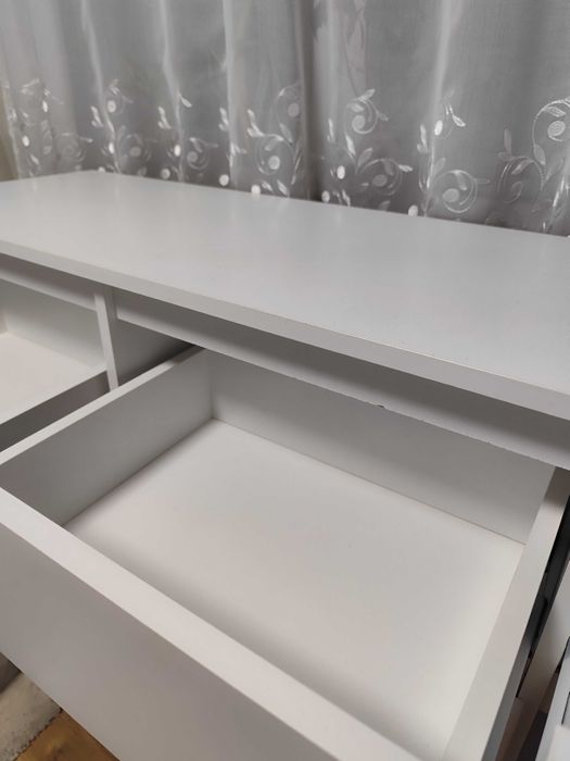 Komoda biała z szufladami