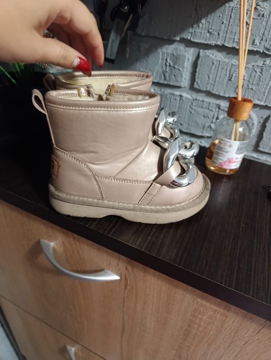 Зимові черевики для дівчинки