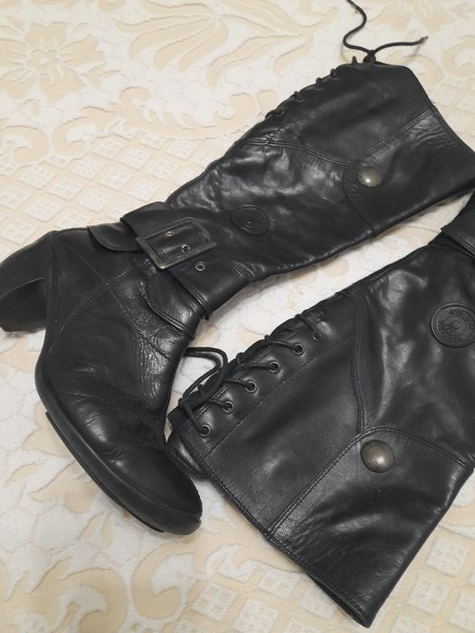 Botas em pele pretas de cano alto, marca Pataugas