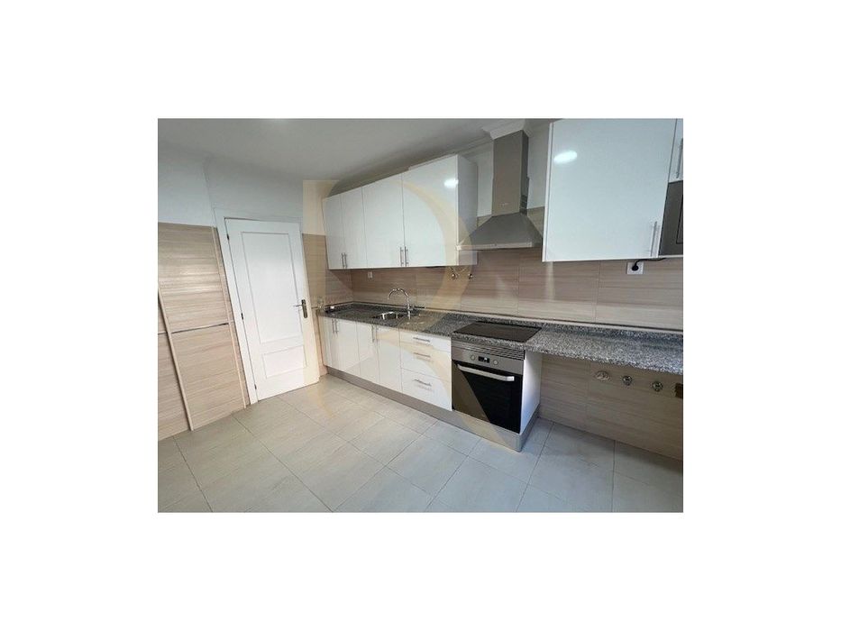 Apartamento T2 totalmente remodelado com garagem na Torre da Marinha — Seixal, Arrentela E Aldeia De Paio Pires, Setúbal