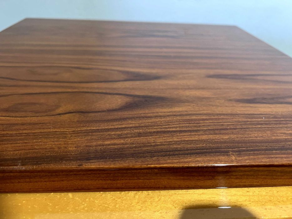 Mobília de Quarto Completa – Cama de Casal com Cabeceira em Pele, Cómoda e Mesa de Cabeceira