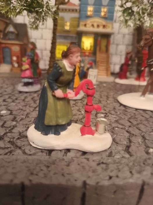 LEMAX figurki Pani z pompą, świąteczna wioska, miasteczko