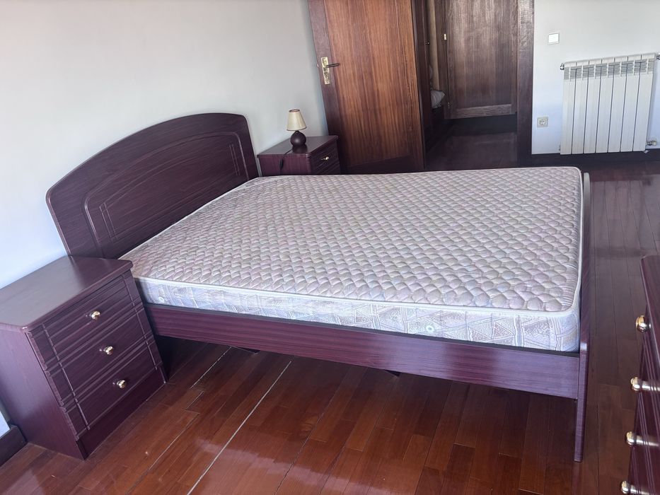 Mobília de Quarto Completa em Madeira (Cama + Colchão + Cómoda + 2 Mesinhas + Cadeira + Candeeiro)