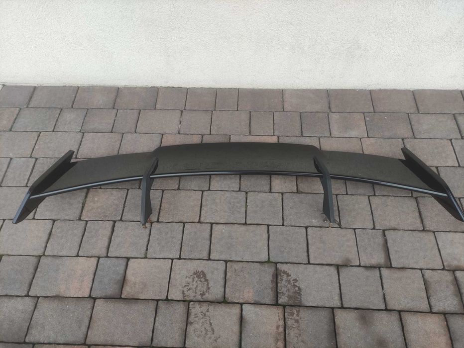 Duży spojler na tył bagażnika