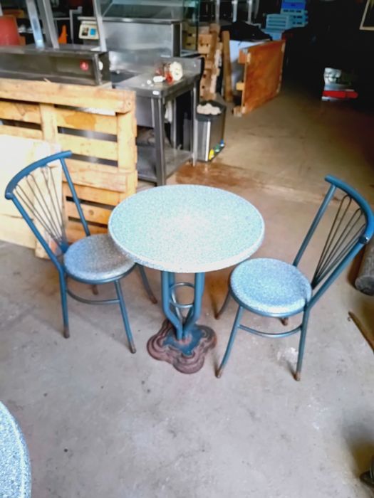 Mesas e cadeiras de café