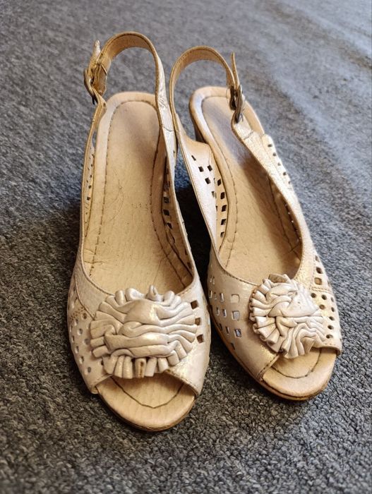 Жіночі босоніжки шкіряні