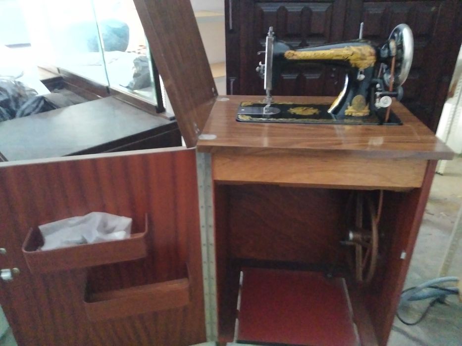 máquina de costura Singer /móvel  ( com todas as funcionalidades)