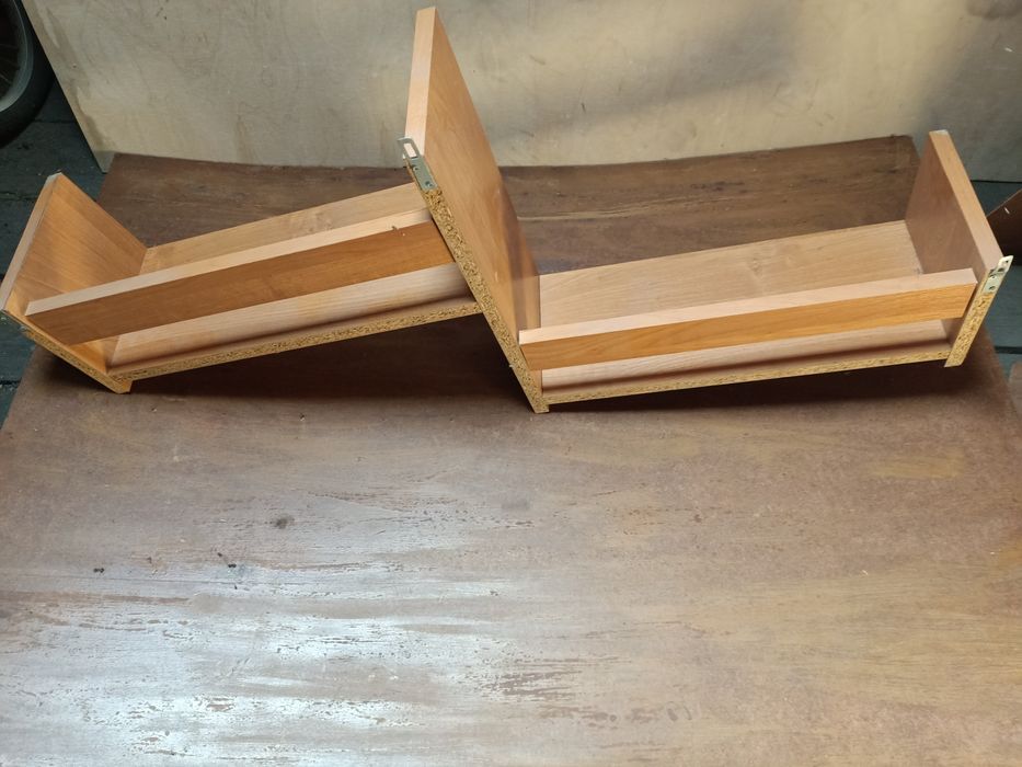 Półka wieszana na ścianę.