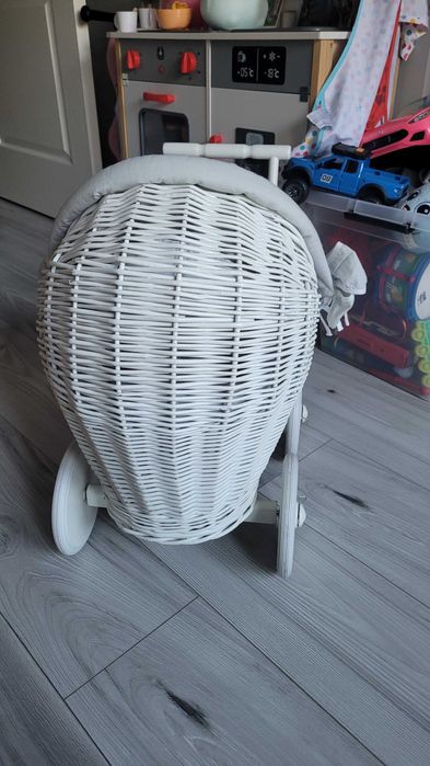 Wózek wiklinowy biały