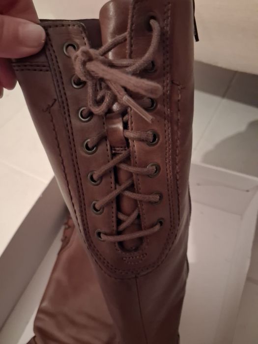 Bota castanha de cano alto com atilhos da FOREVA