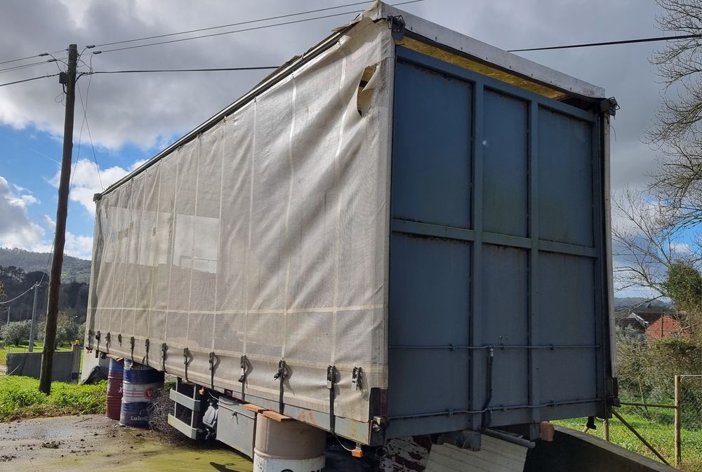 Caixa de carga para camião e plataforma