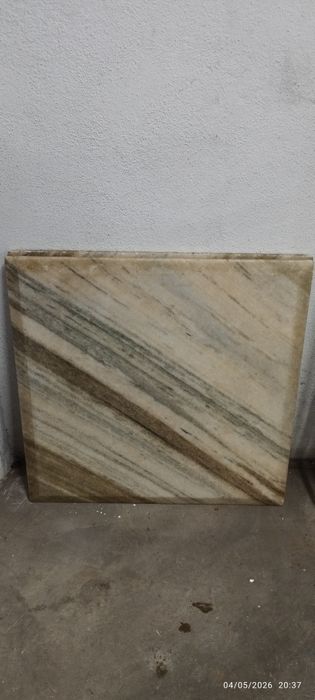 Dois (2) tampos de mesa em mármore. 65x65. 40€ cada um. Em Loulé.