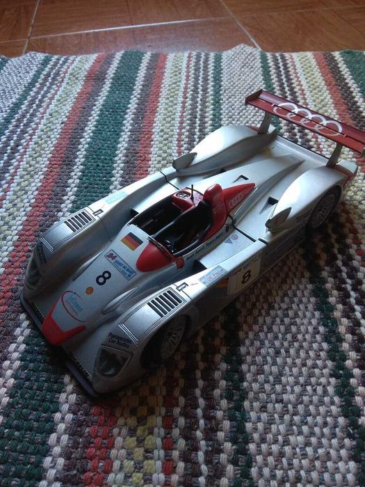 Audi R8 vencedor de Le Mans 2000 1:18