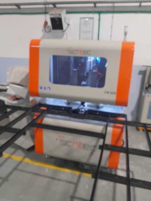 Maquina centro de limpeza  CNC para caixilharia em PVC