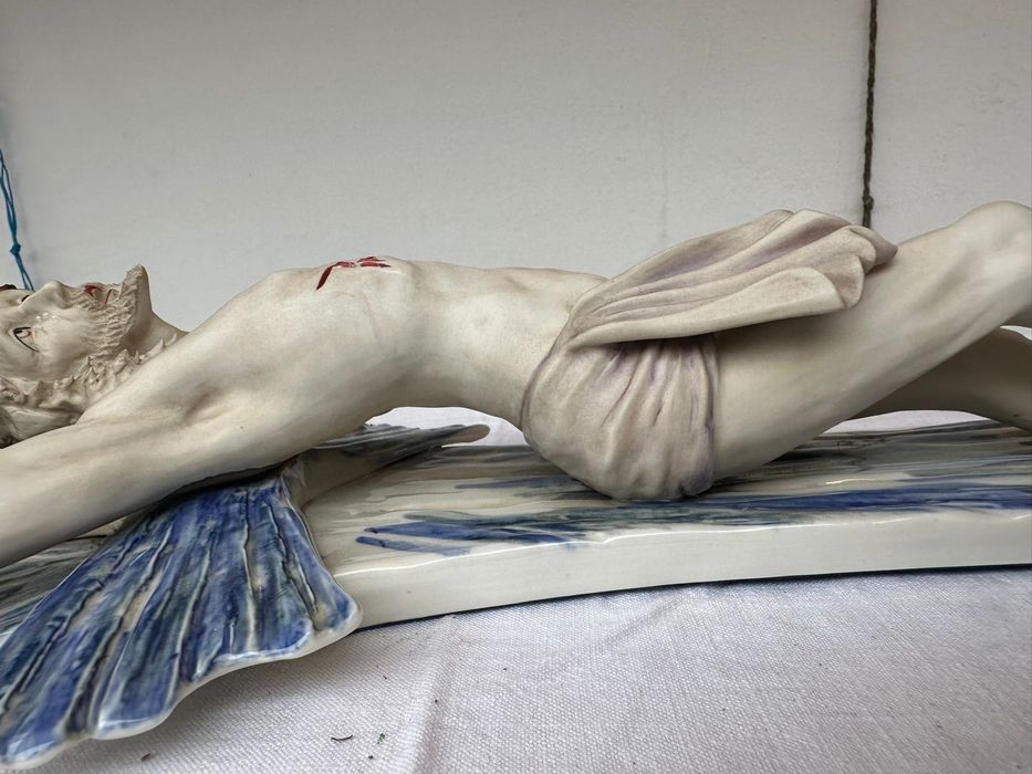 Cristo na cruz em cerâmica