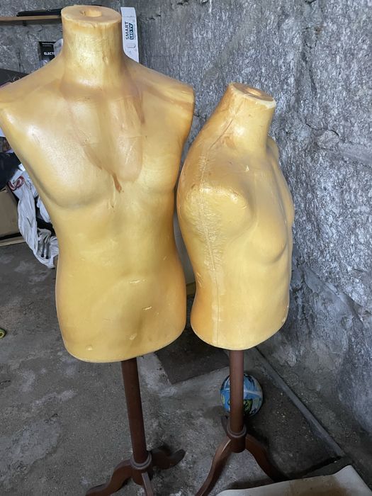 2 Manequins vintage com base em madeira