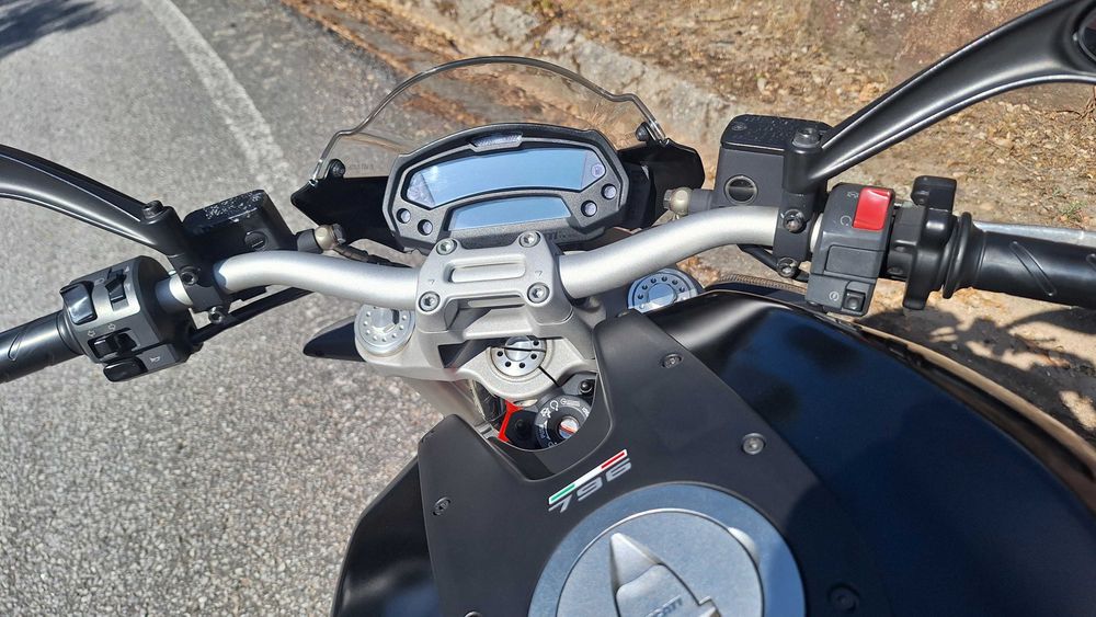 Ducati Monster 796 ABS Preta/vermelha (2013) – Muito bom estado.