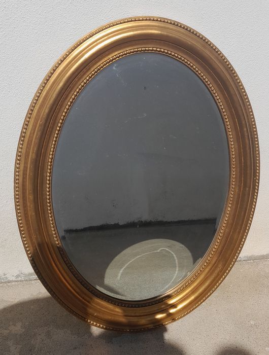 Espelho dourado oval