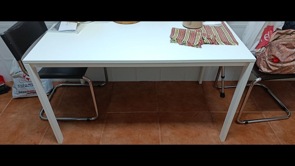 Móvel sala, televisão, cama antiga, mesa de centro, mesinha retangular, cómoda antiga e mesa cozinha