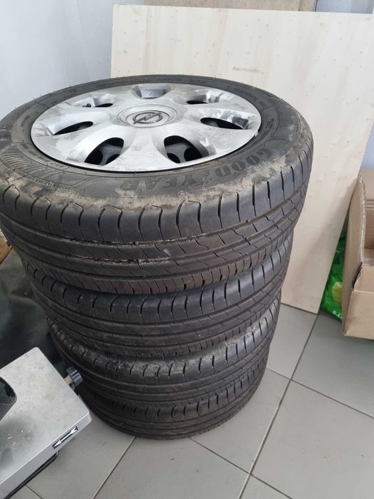 Jantes com tampões e pneus seminovos Opel Corsa