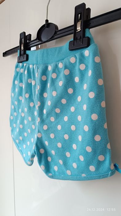 Niebieskie spodenki w grochy r 86