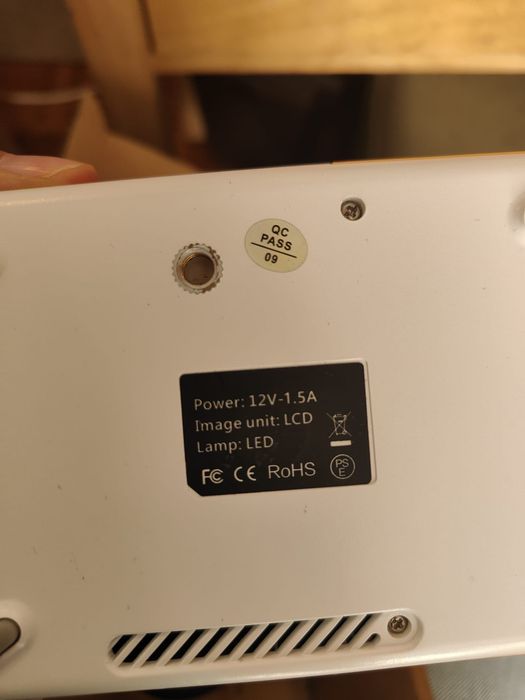 Mini Projetor LED Portátil HD – HDMI / USB / Micro SD (Amarelo e Branco)