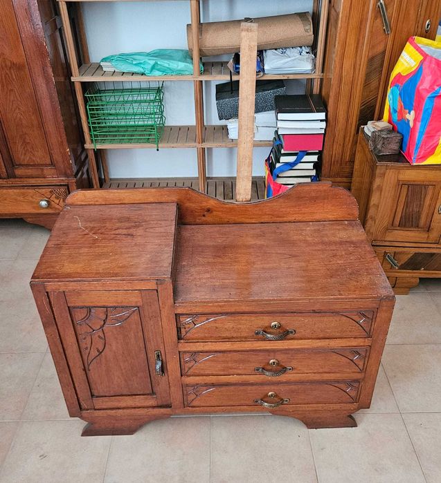 Conjunto de Quarto Vintage em Madeira Entalhada — Roupeiro + Cómoda