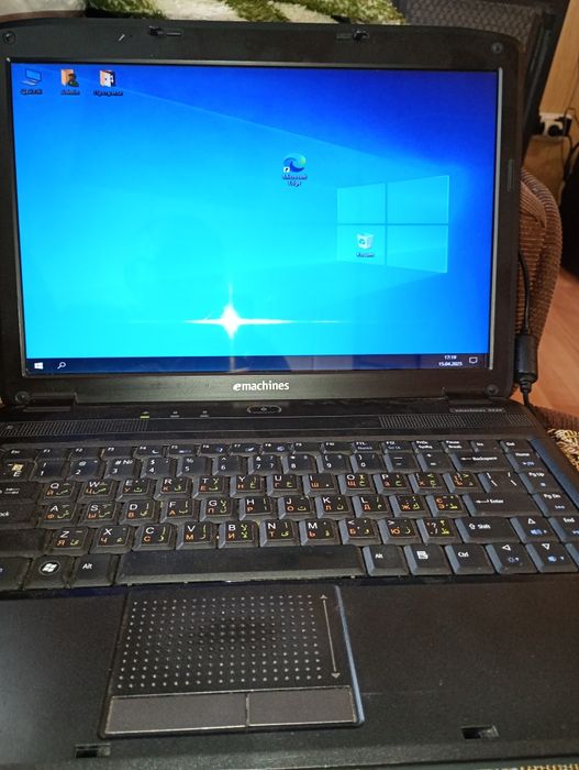 Продам ноутбук.E mashines.