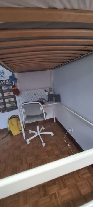 Excelente cama Ikea em altura de 207 x 90 com colchão e escrivaninha