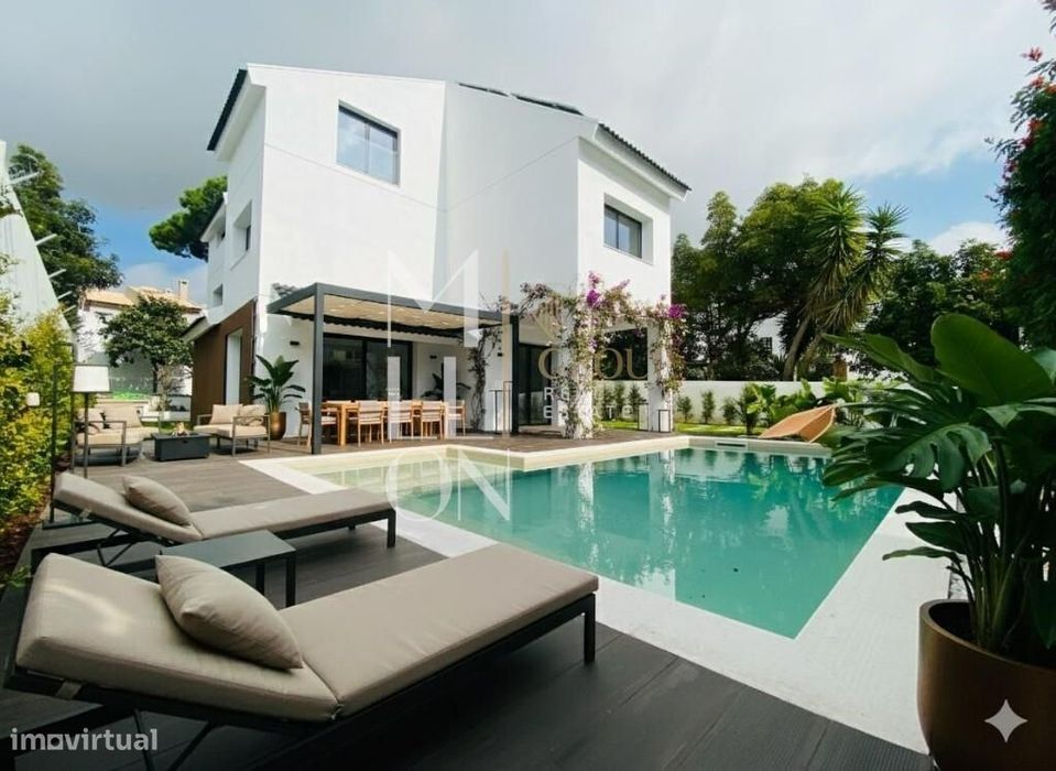 Luxuosa Moradia T5 Com Piscina Em São Joao Do Estoril