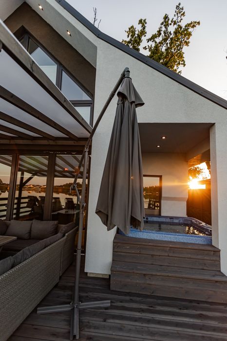 Domek nad jeziorem z jacuzzi sauną i linią brzegową