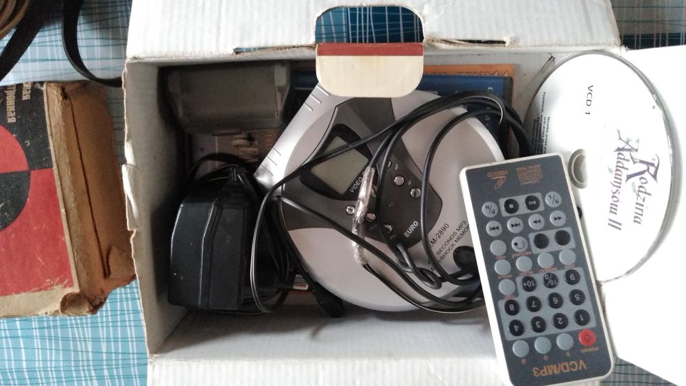 Aparat Smena z czasów PRL-u, lampa błyskowa, odtwarzacz VCD...