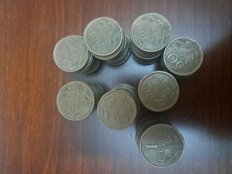 Moedas de 1 escudo e de 50 centavos