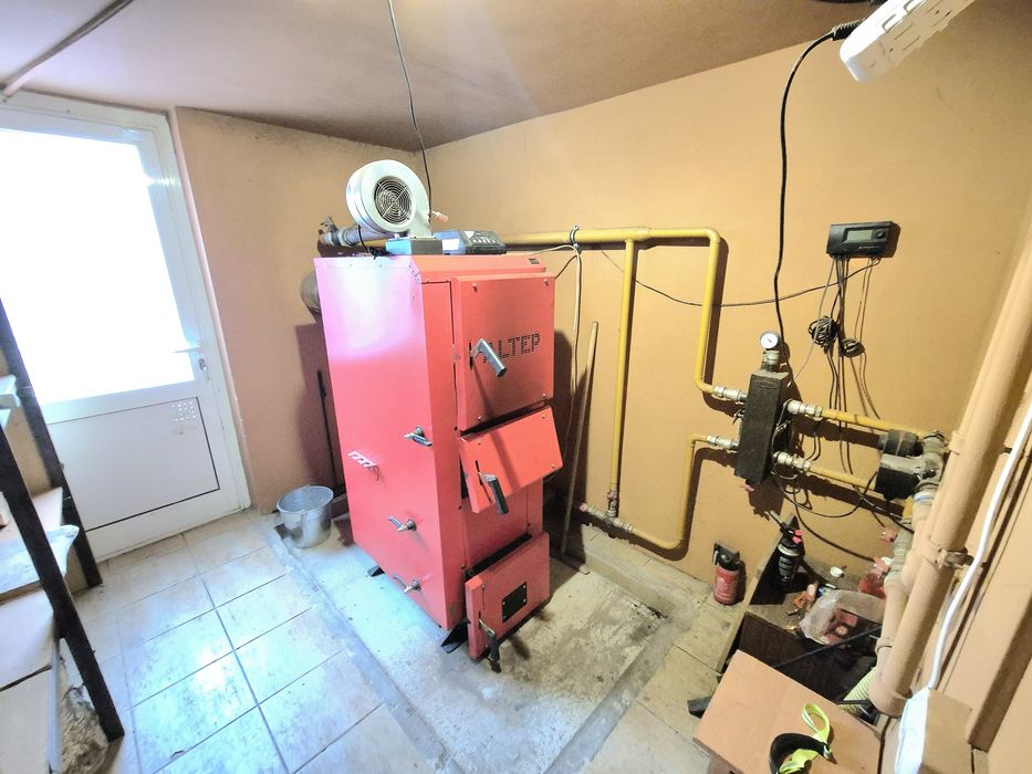 Два будинки з банею та зарибленим власним  озером р-н Аєропорту