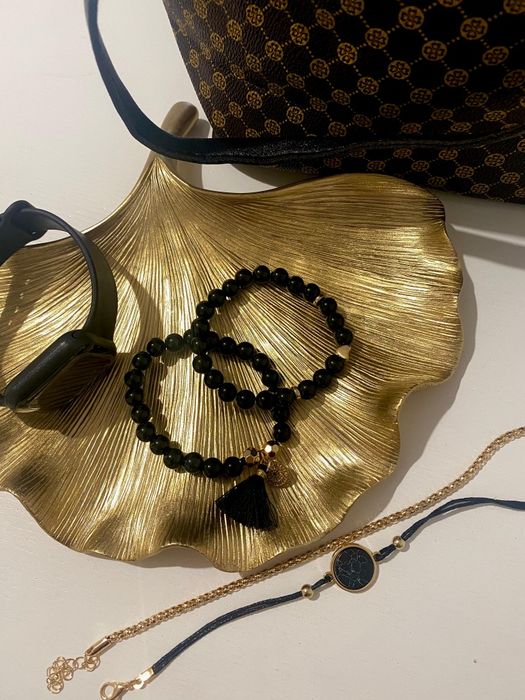 Conjunto Relógio +  2 Pulseira + 2 Colares por  18€. Oferta da mala