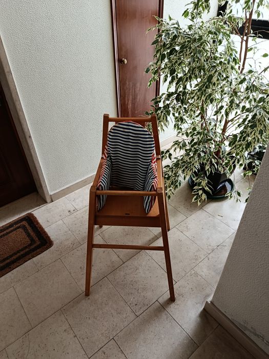 Cadeira de refeição para bebé em madeira