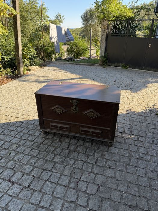 Bau de madeira rustico antigo com ferragens em bronze
