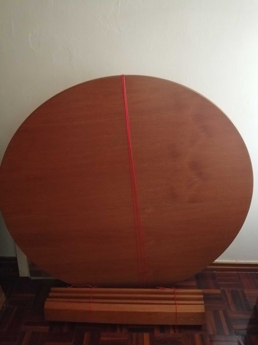 Mesa redonda extensivel e cadeiras madeira maciça.