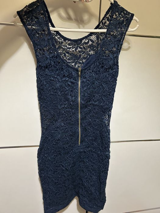 Koronkowa granatowa sukienka River Island 36