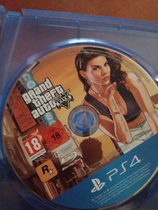 Vendo 2 jogos para ps4 o gta 5 premiun edition e o call of duty novos